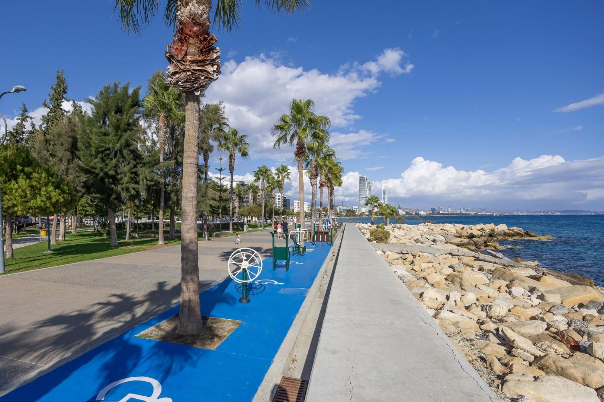Apartment Steps From The Sea, Downtown, Balcony - Prokymea 75 *